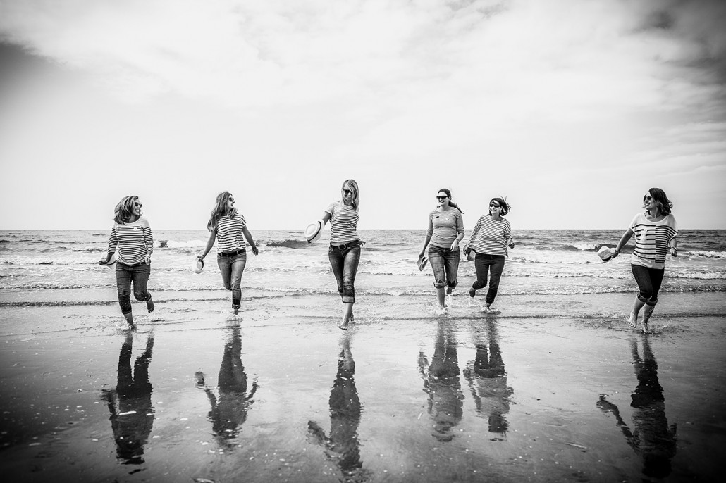 Filles courant sur la plage pendant une séance photo EVJF