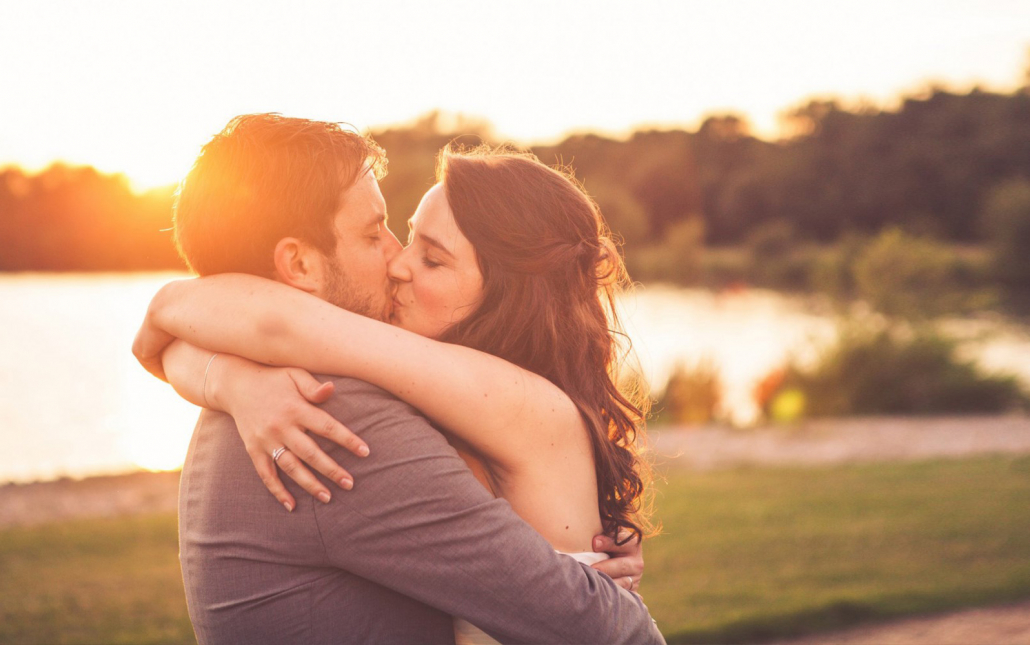 Couple se prenant dans les bras dans un beau couché de soleil, photographie de mariage séance couple