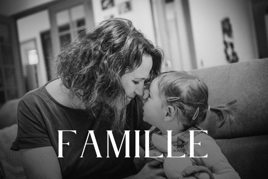 Moment de complicité entre une mère et sa fille, photo de famille lifestyle