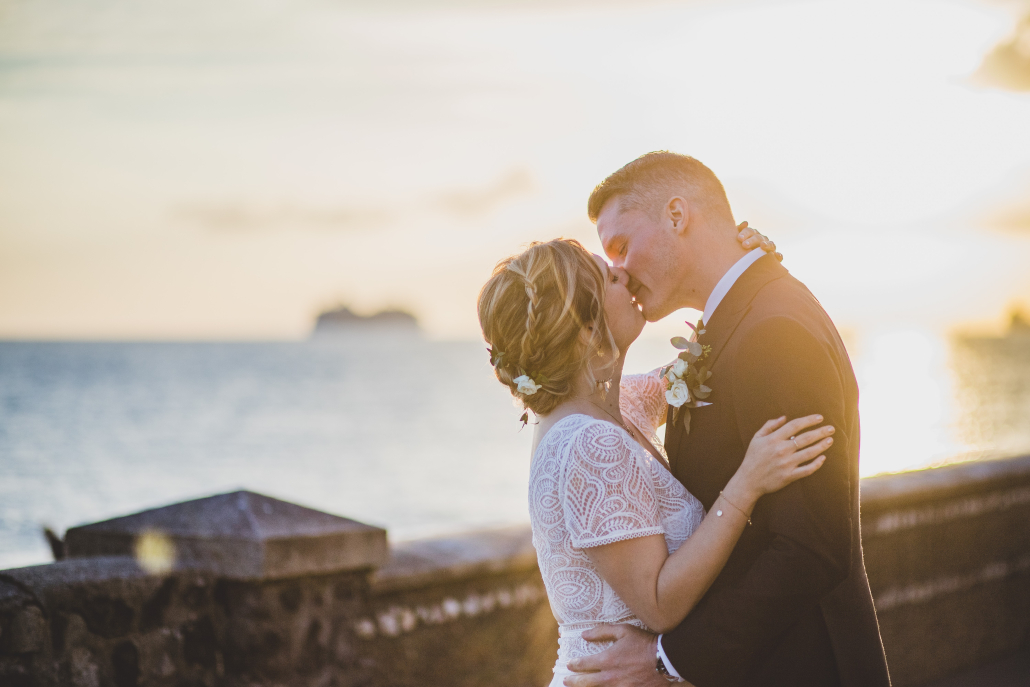 Choisir son photographe de mariage : Pourquoi l’approche est si importante ? Mariée qui prend sa témoin dans les bras, photographie préparatifs mariage