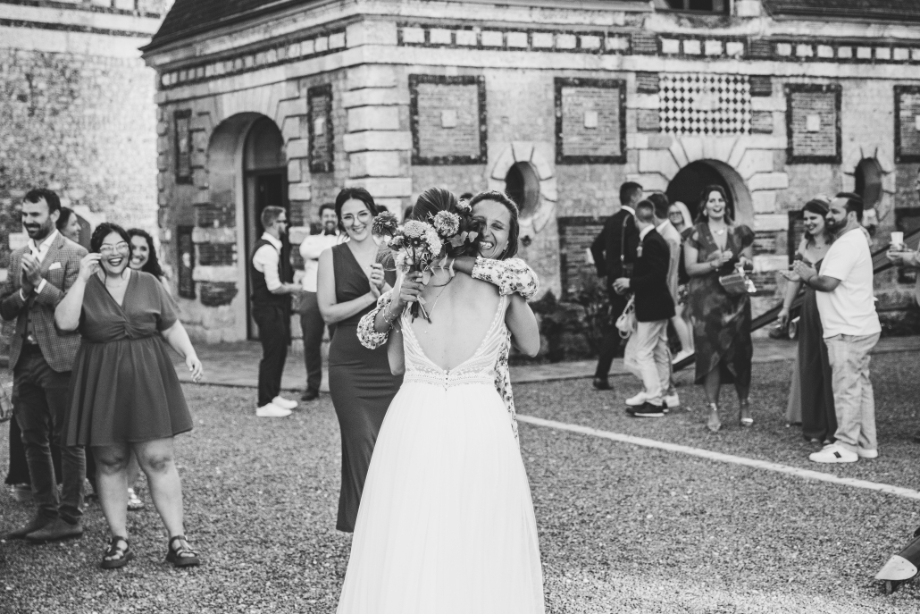 Choisir son photographe de mariage : Rencontrez votre photographe Mariée devant foule d’invités photographie mariage noir et blanc